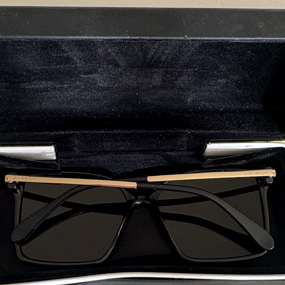 Givenchy GV7430 - Picture 9 of 10